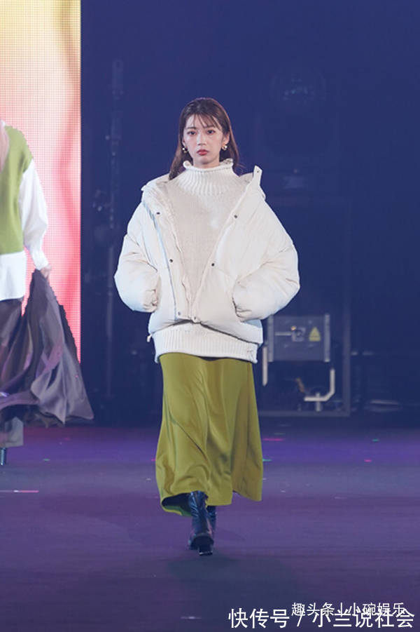 裙子|充满女人味的裙子搭配中长发和耳环,高本彩花充满了成熟气息