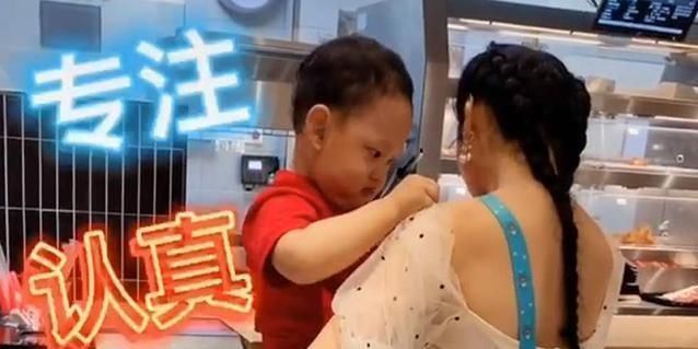 安全意识|宝妈穿露肩装外出买饮料,宝宝不满不停上拉,真是“操碎了心”