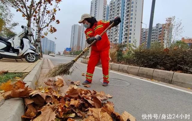 落叶萧萧下环卫清扫忙