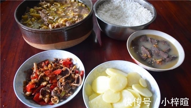 老家|第一次带男友回农村老家，妈妈亲手准备一顿饭，男友却一口没吃