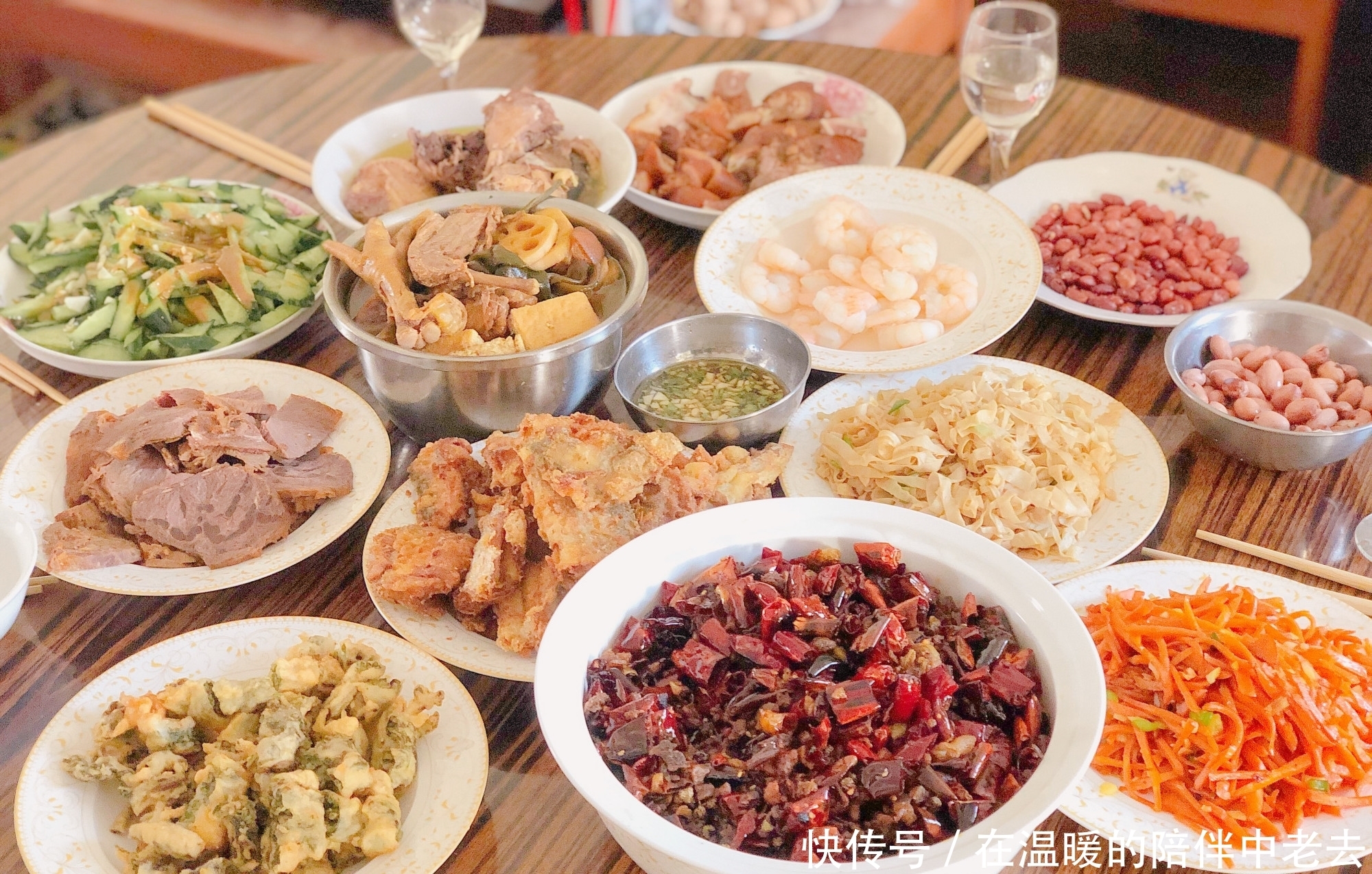 山东人这样吃年夜饭,一家7口,7道荤菜,5道素菜,寓意好有年味