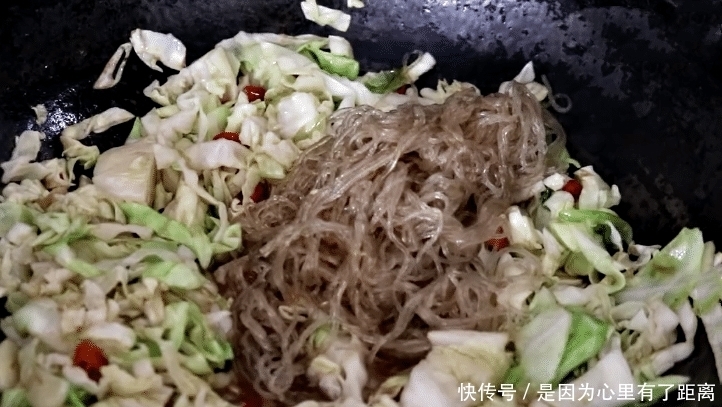  包菜炒粉条时，不要直接下锅炒，多加一步，鲜香入味，超下饭