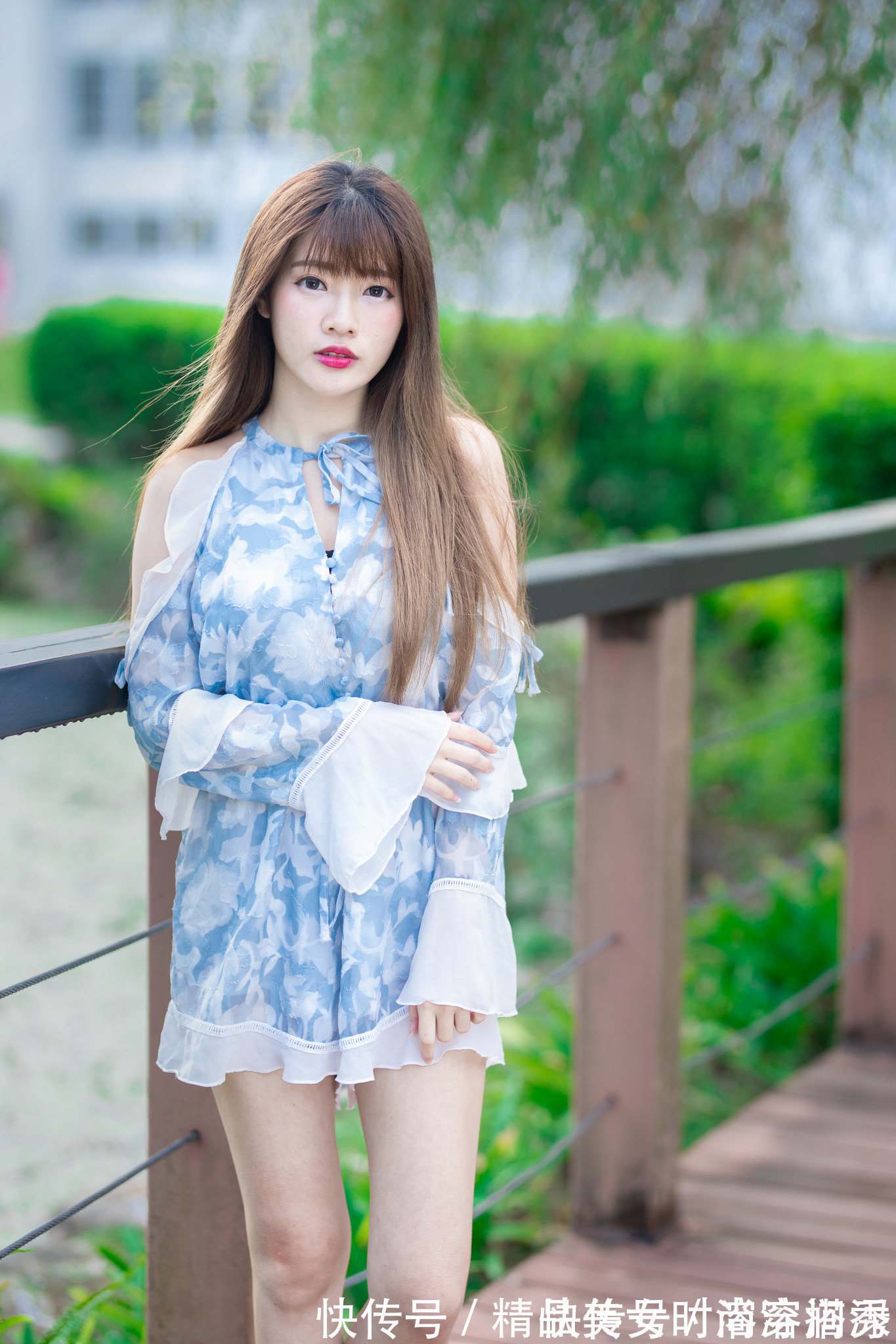 连衣裙 轻盈的雪纺连衣裙,轻薄透气,挂脖的设计露出香肩,时尚又甜美