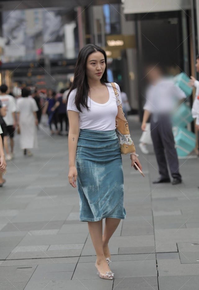 高跟鞋 白绿色系搭配是“经典”,包臀裙加简洁的白色上衣,复古感满满