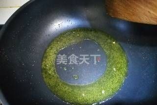 它的味道不亚于豇豆的芹菜肉末,是拌饭面条的好搭档