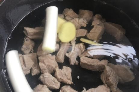  炖羊肉时，香料不可乱放，教你1招，羊肉鲜美不膻，软烂好吃