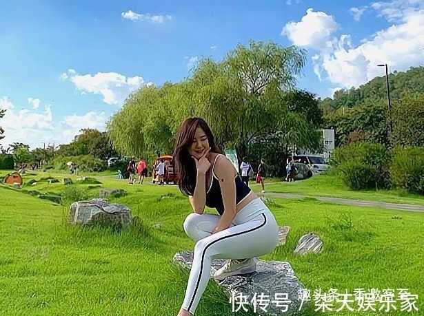 草地 “无痕裤”姑娘,蹲在草地上的一瞬间,大腿的确很耐看