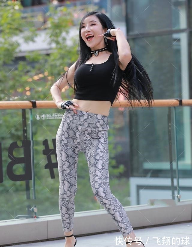 时尚 打底裤的装扮贴身舒适尽显时尚美女干净明朗的气质,更是让人心动!