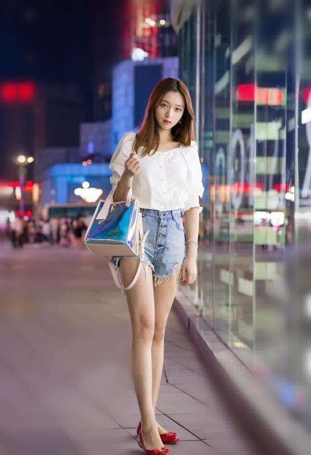 瑜伽裤 小姐姐搭配紧身有弹力的瑜伽裤,勾勒出好看的腿型