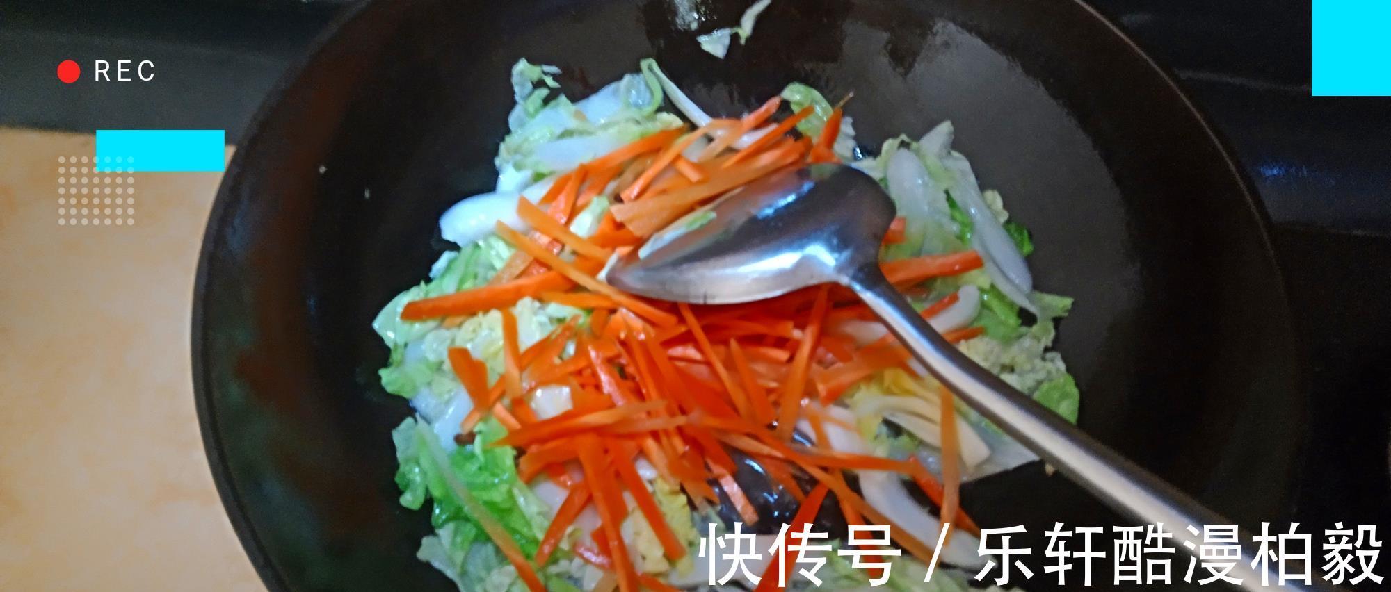 番茄红素|夏天适合吃这菜，酸甜爽口吃了还想吃，几块钱就能做一盆