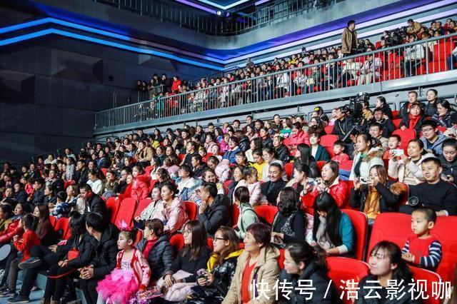 伴舞者|春晚不对外售票，那么现场观众席坐的都是什么人他们身份不简单