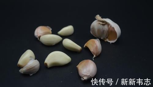 今天才知道,大蒜身上有机关,轻轻一碰蒜皮自动脱落,真的涨知识了