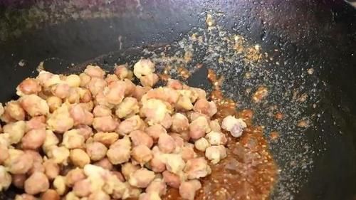 白糖|花生米里打2个鸡蛋,教你个神奇做法,没想到这么好吃,上桌扫光