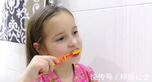 坏习惯|宝宝幼儿园遭人嫌弃,竟是因为口臭问题,取出这样东西后妈妈吐了