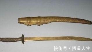 宝刀$老农拿祖传宝刀鉴宝,专家看到四个字敢问家父是!