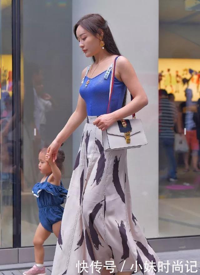 修长|街拍美女短款的裙摆让她的双腿显得更加的修长