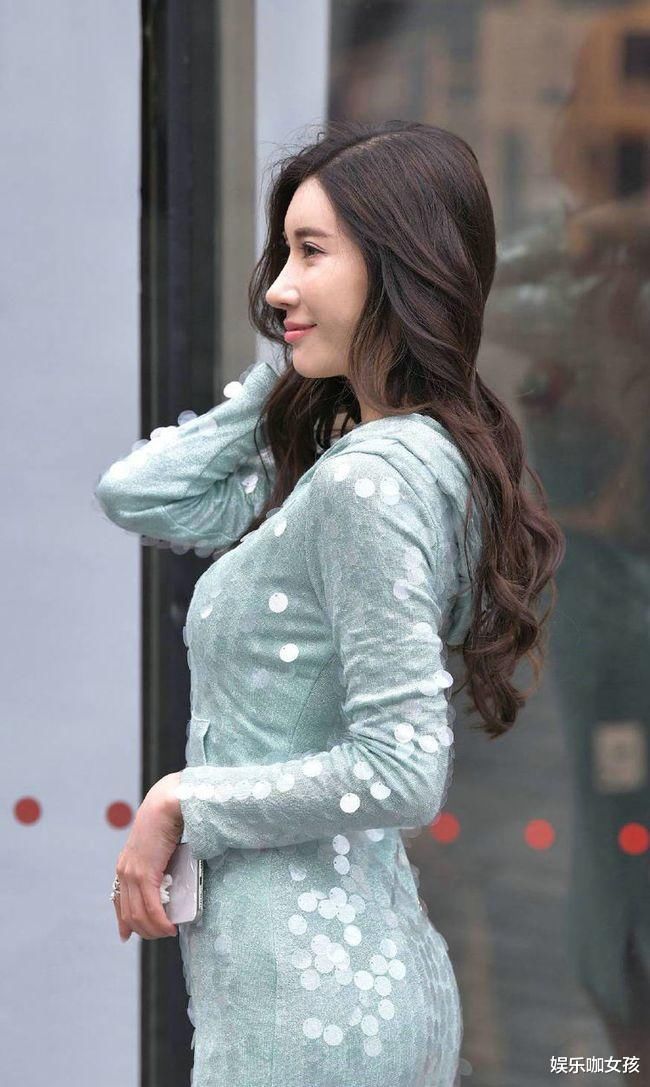 街拍美女：亮片连衣裙搭配高跟凉鞋，让美女成为街头最耀眼的明星