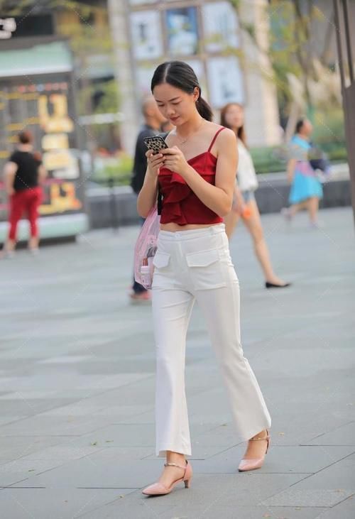 喇叭裤加短款背心,红与白的相撞,展现优雅高贵
