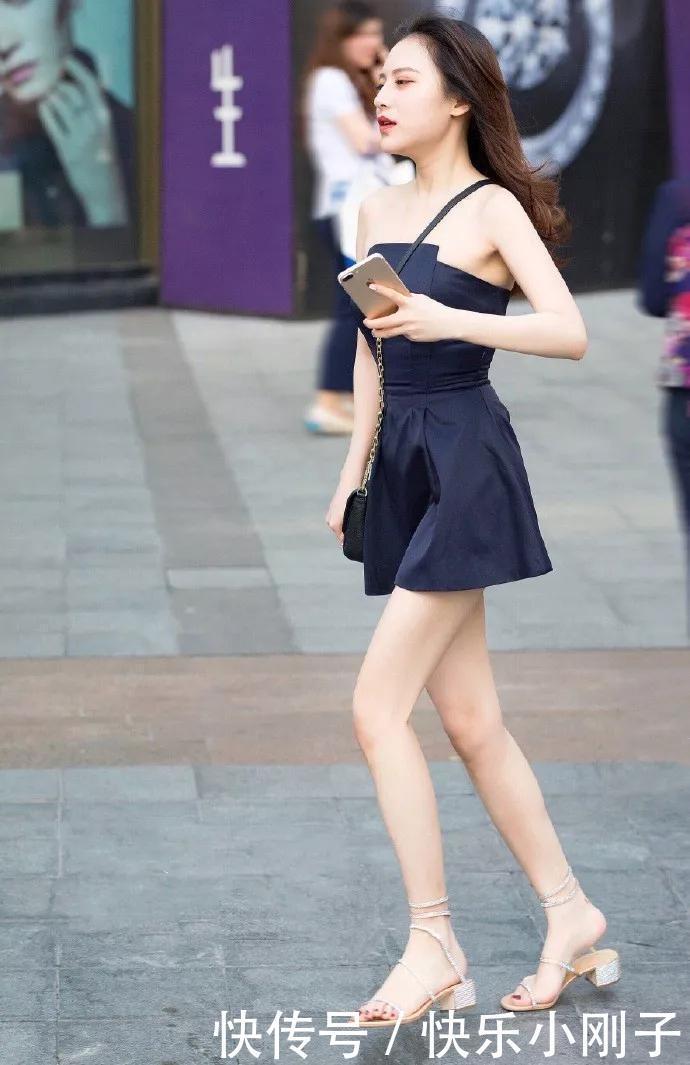 美女甜美造型,穿抹胸长袖秀身材,却被“脖圈”抢镜