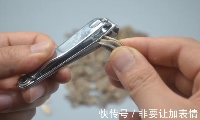 瓜子谁还用手剥？只需要一把钥匙，分分钟剥一大碗，不脏嘴不伤手