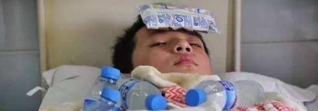 额头|宝宝半夜发烧,该用冷毛巾还是热毛巾敷额头大多数父母都弄反了