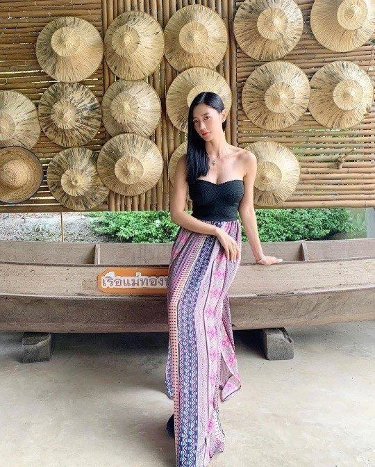 印花|克拉拉不愧是“人间富贵花”，穿一条印花半身裙和抹胸上衣，真美