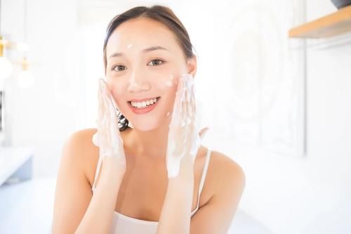 皮肤暗黄、粗糙显老怎么办？教你1招，让皮肤光滑细嫩