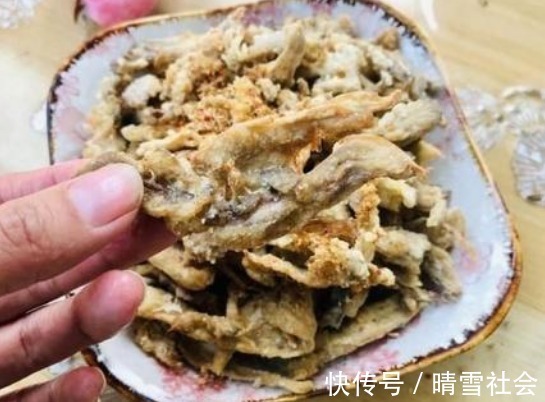 干炸蘑菇怎么做才酥脆？牢记3窍门，干香酥脆味道好，回回吃不腻