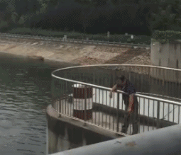 |搞笑GIF趣图:第一次去女友家,错把丈母娘当女友