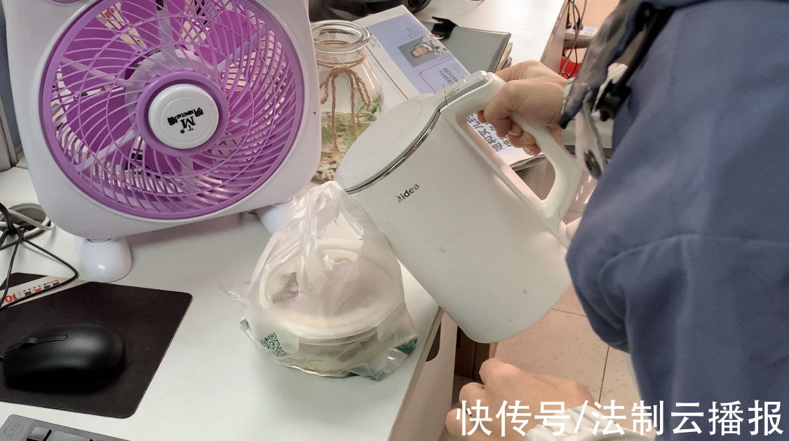 大型社死现场!长沙女生用微波炉热饭忘打开盖子，3分钟后，她失去了这顿午餐