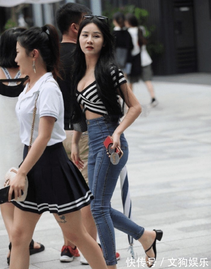 短裤|街拍修身牛仔裤搭配短裤上衣,是嫌自己腿不够长吗