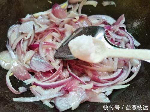洋葱炒蛋|洋葱和它天生一对，是“天然泻药”，隔天排宿便，常吃体重不到百！