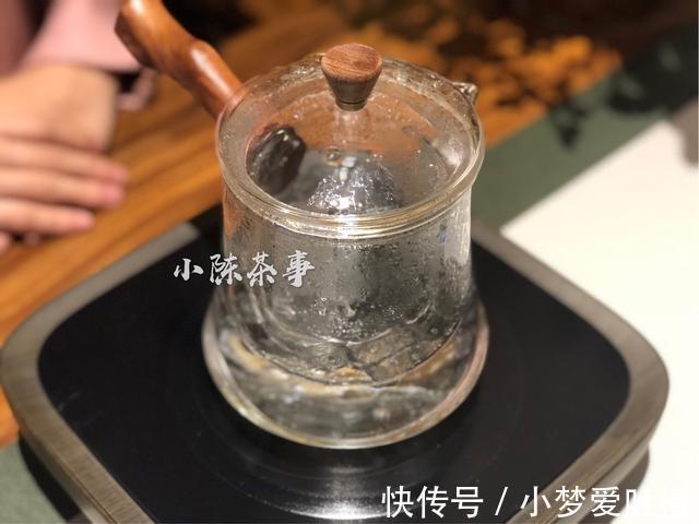 春白茶|冬天煮老白茶暖身，夏天喝新茶解暑，那秋天该如何喝白茶润燥