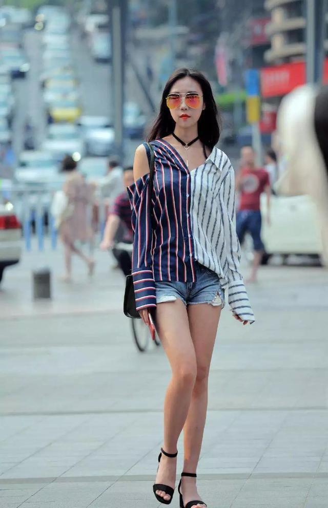 高跟鞋|身穿条纹上衣,搭配一条高腰的短裤,清新时尚帅气