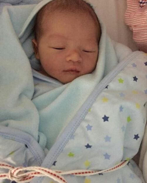 抱娃|新手父母抱娃有讲究，在小婴儿6个月前，尽量避免使用这些方法