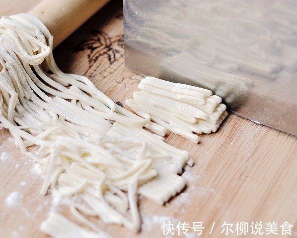 做手擀面时，和面要多加“2个料”，面条筋道不易断，爽滑不粘连