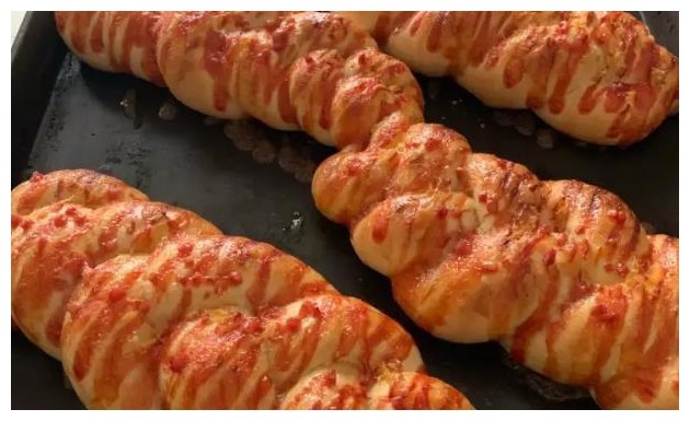 做番茄火腿肉松面包,只需3步,香甜松软又美味,小孩子都喜欢