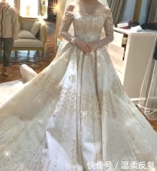 准新娘试穿婚纱,在她抬起头的那一刻,网友:是嫁给了爱情!