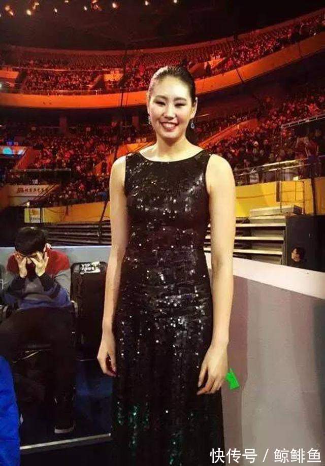 副攻|師徒勝似母女！顏妮曬與郎平相擁照，若無郎平她或難有今日成就