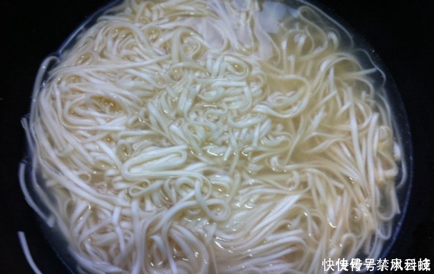 煮面条时,水开下锅就错了面馆老板教您几招,面条爽滑又筋道