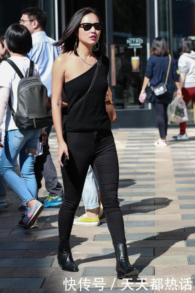 炫酷|黑色显肩修身衣,搭配黑色牛仔裤,炫酷个性