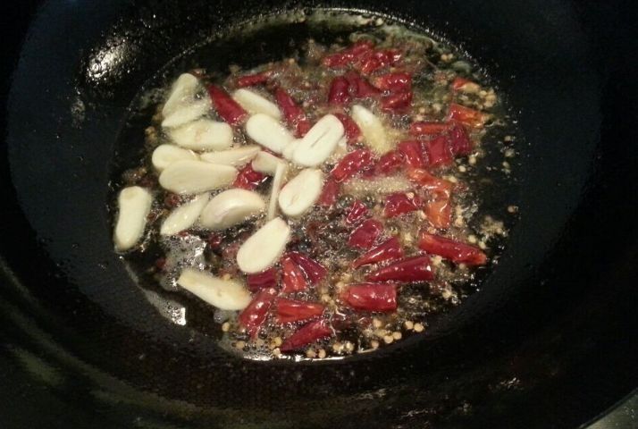 这菜好吃又下饭，20分钟就能做一锅，麻辣鲜香，一锅米饭都不够吃