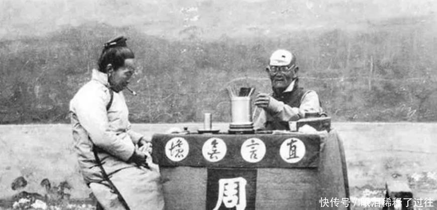 乞丐|晚清罕见照片,图二叼着烟的女子在算命,图四的乞丐在摆谱