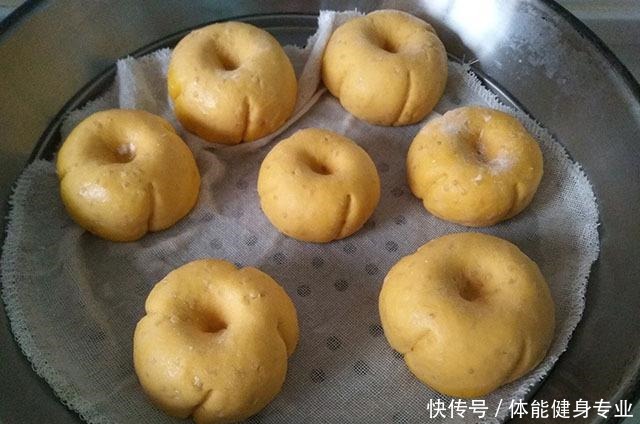 入秋蒸包子,我迷上这馅料,无需加糖自带香甜,比豆沙包好吃