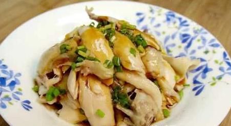 不放一滴水的蔥油雞，又鮮又嫩，比大廚做的還香，孩子搶著吃