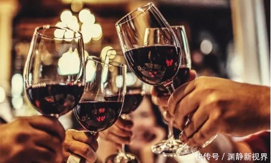 酒局上,领导说“帮买包烟”,笨蛋才去买烟,聪明人这样干