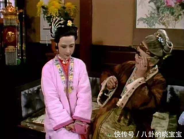 鸳鸯#尤二姐面见贾母,鸳鸯为何要掀起她的裙子?看看尤三姐就知道了