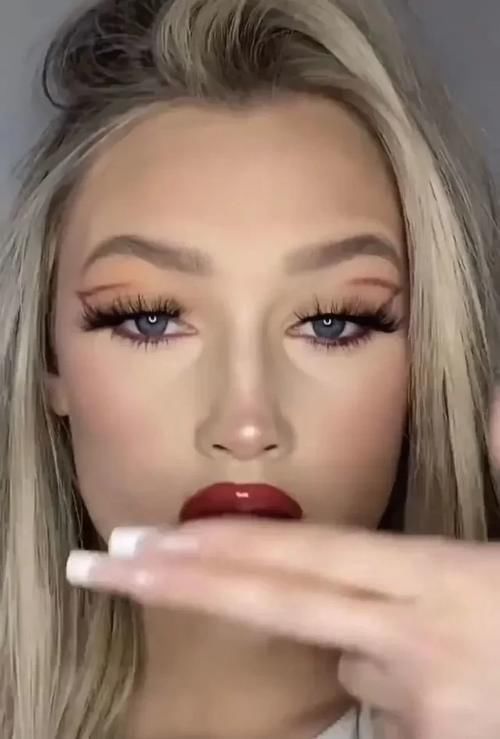 底妆|震惊｜这奇怪的化妆法连我们都差点信了！！！！！！！