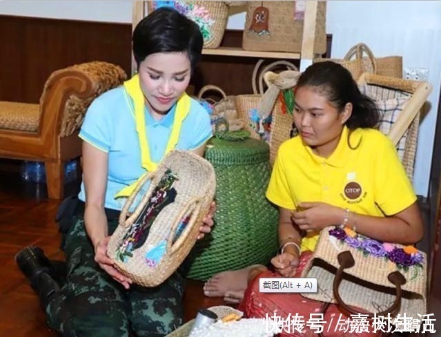 免死金牌|泰国单纯的诗妮娜贵妃,遭到无情碾压,温柔大方的王后有如此毒辣