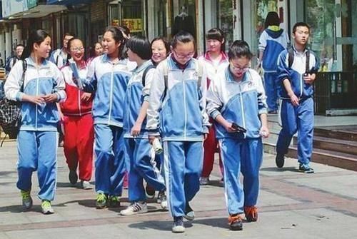 学校突然要求上学要穿校服，妈妈质疑圈钱，校方防止孩子攀比